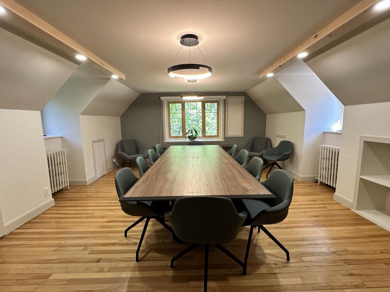 Salle de conférence à l'étage de la Maison du Pisciculteur