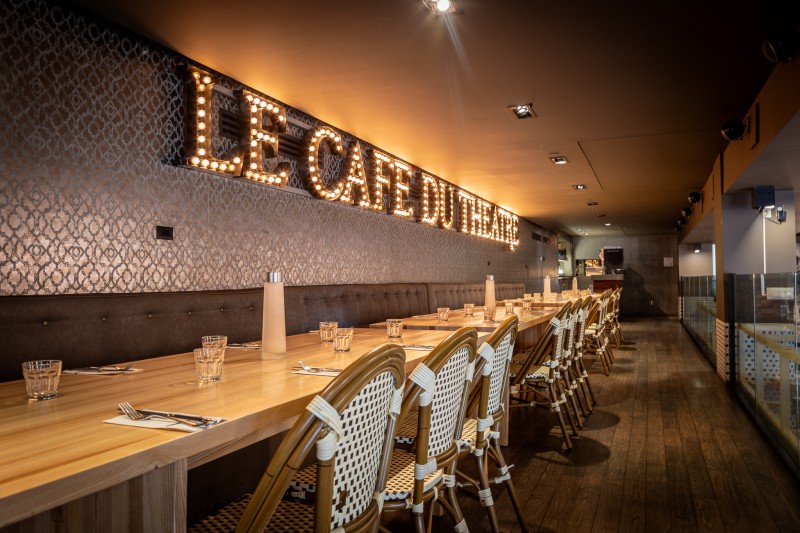 Salle Le Café du Théâtre - Brasserie Française - LA MEZZANINE – Groupe Restos Dix30 - 4 Restaurants disponibles, Brossard