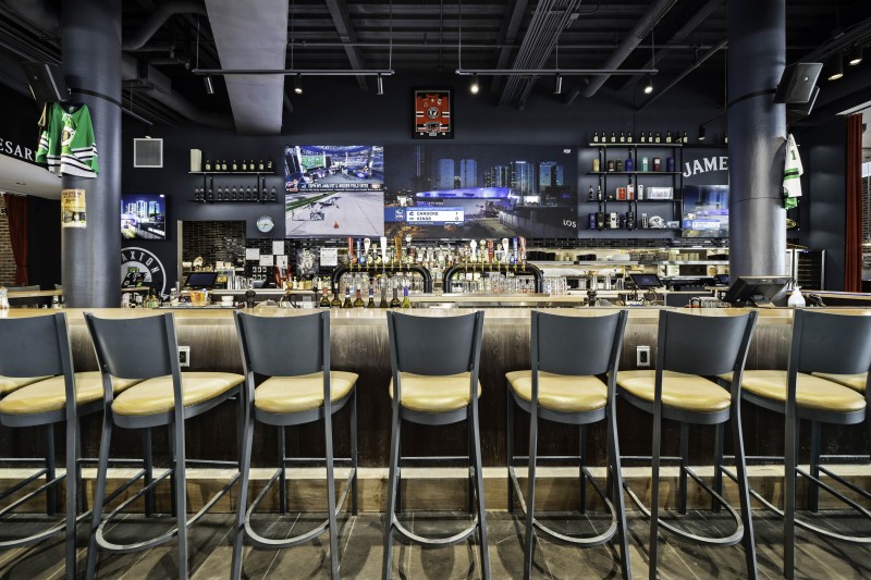 Écran géant au centre du restaurant