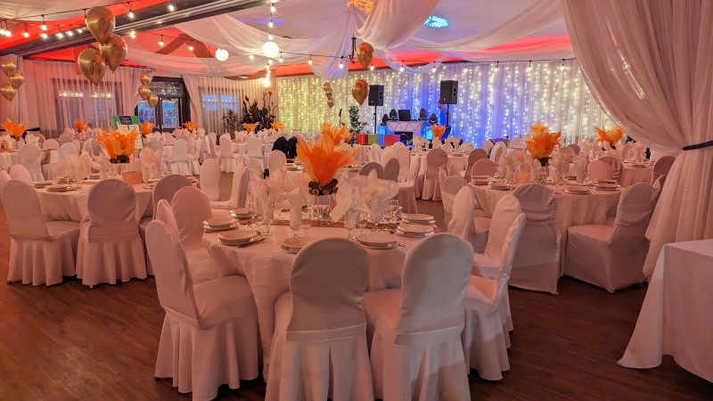 Nappes blanches et couvre-chaises blancs inclus