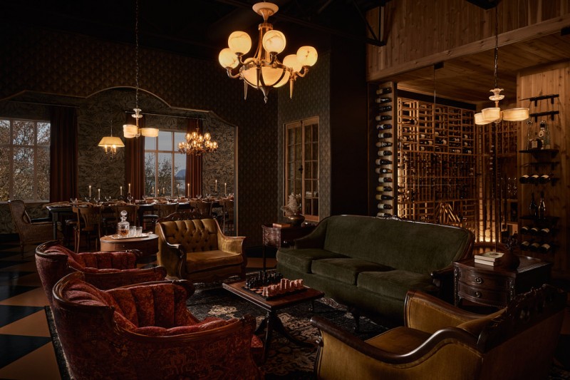 Plongez dans l’élégance feutrée des années 1920 avec notre salle au style speakeasy, parfaite pour vos événements privés.