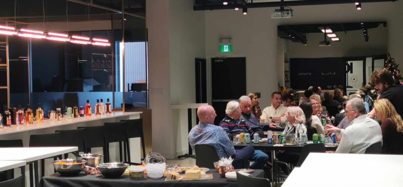 40 personnes en formule assis, 50 personnes pour cocktail