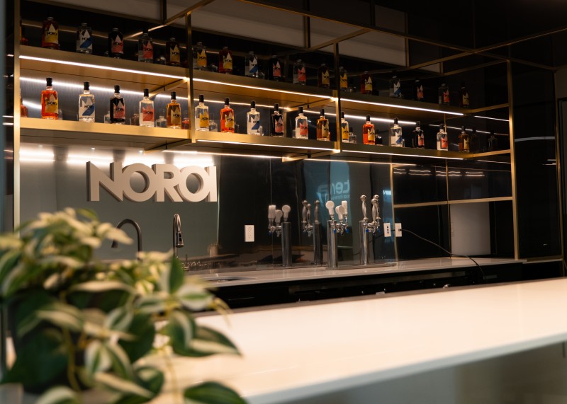 Bar moderne et grand comptoir à utiliser selon vos besoins