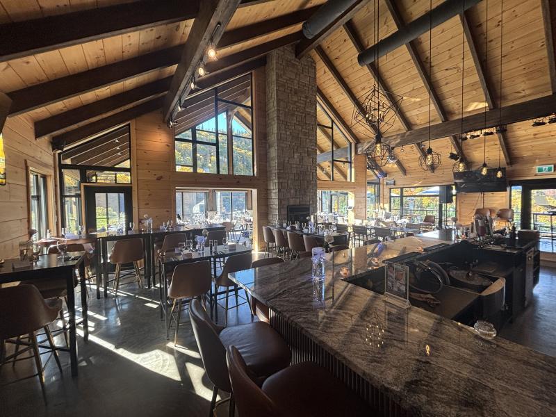 Salle Salle principale – Sommet Bistro Pub, Sainte-Brigitte-de-Laval