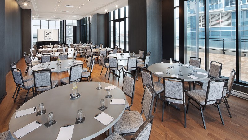 Le salon Barcelona est disponible dans plusieurs configurations selon vos besoins, notamment en tables rondes, théâtre, en U, salle de classe ou cocktail.