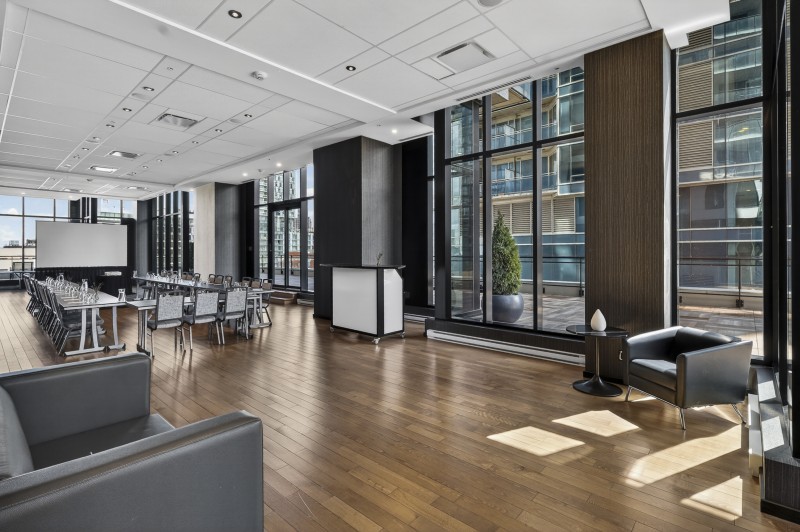 Le salon Barcelona est disponible dans plusieurs configurations selon vos besoins, notamment en tables rondes, théâtre, en U, salle de classe ou cocktail.