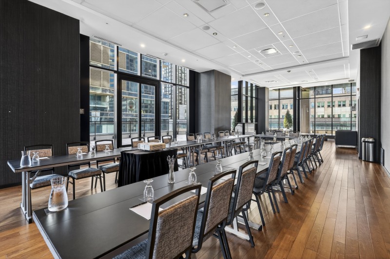 Le salon Barcelona est disponible dans plusieurs configurations selon vos besoins, notamment en tables rondes, théâtre, en U, salle de classe ou cocktail.