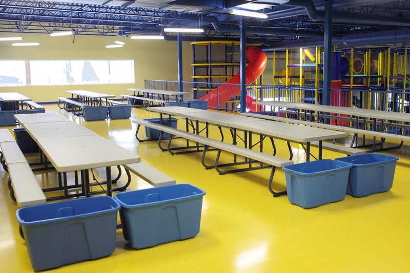 Grande salle à aire ouverte à la mezzanine