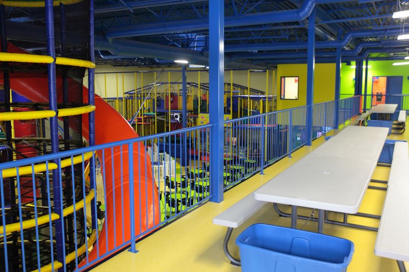 Grande salle à aire ouverte à la mezzanine