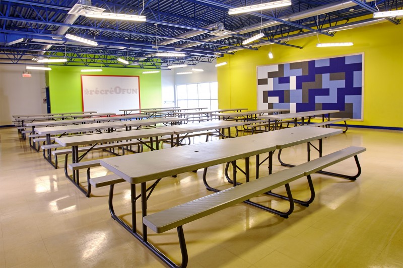 Grande salle à aire ouverte à la mezzanine