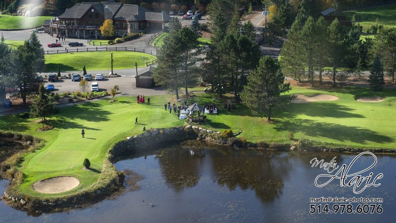 Vue aerienne du lieux de cérémonie vers le lieu de réception.