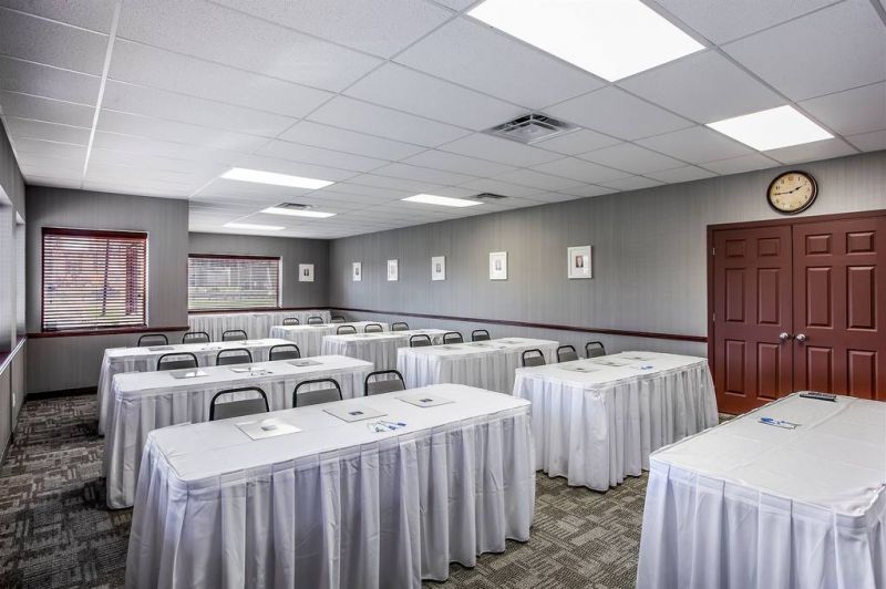 Style école pour 25 personnes maximum