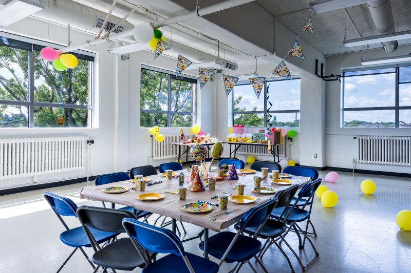 Table de fête avec papier Kraft en guise de nappe pour faire des dessins. Nous prêtons les crayons!